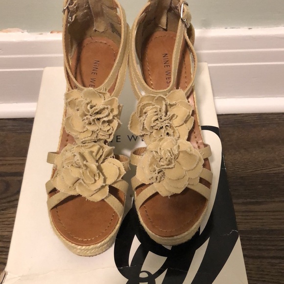 Nine West floral design wedges - Picture 5 of 9
